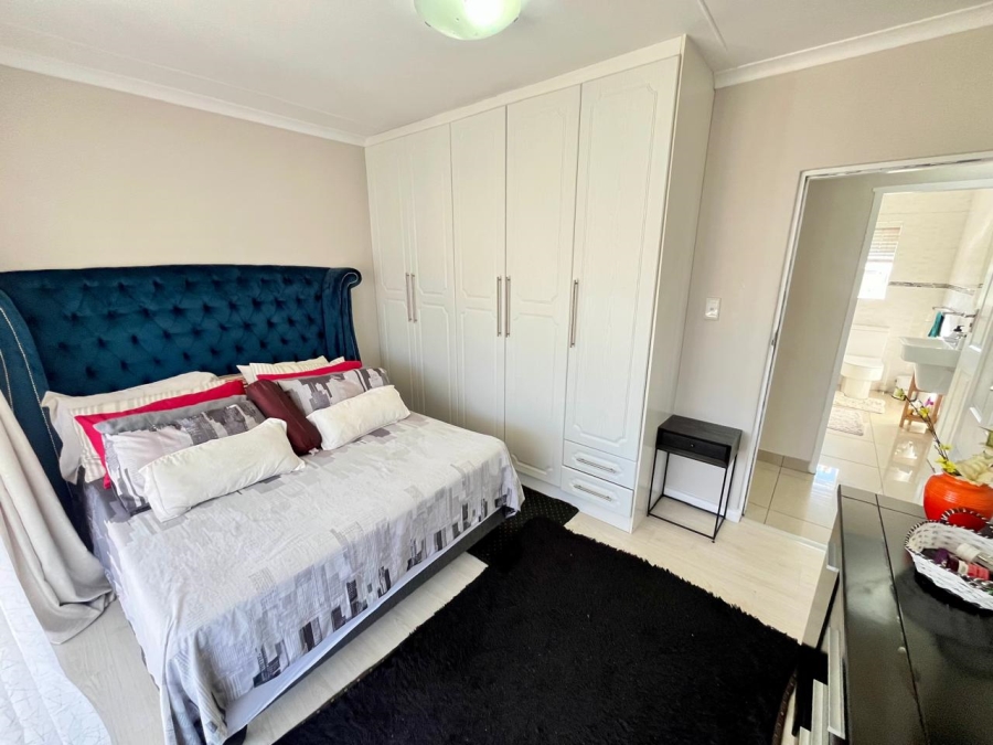 To Let 4 Bedroom Property for Rent in Beacon Bay Eastern Cape